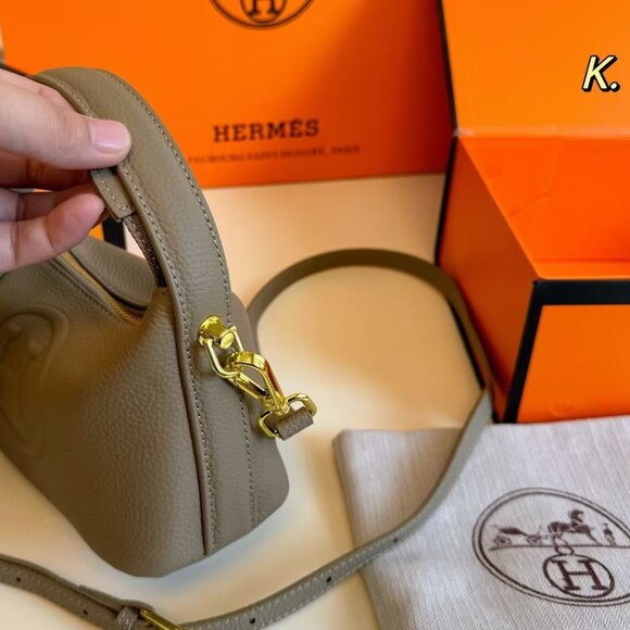 Classic Hermes Bag: A Stylish and Versatile Choice for Elegance - Picture 6 of 10
